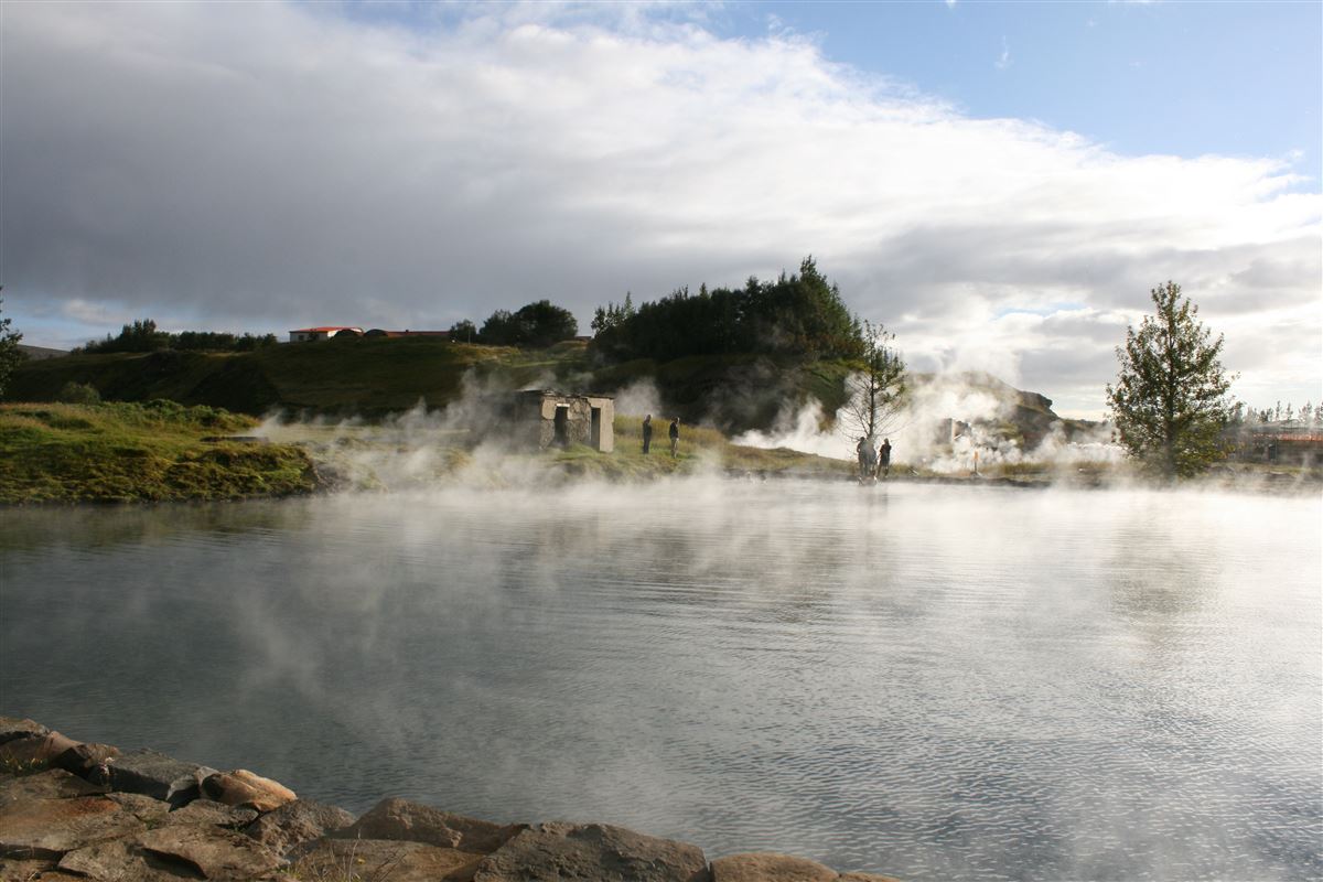 Explore Iceland´s most visited attractions and top the day whit the Secret lagoon